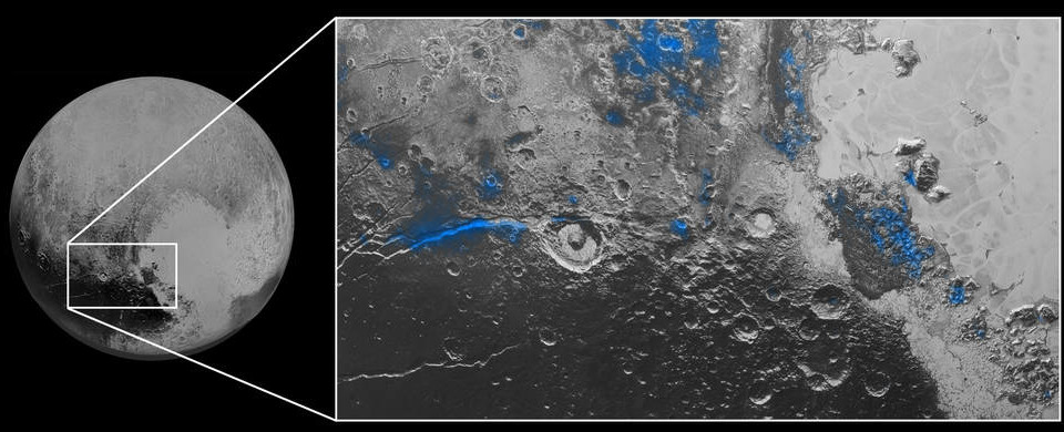 Il ghiaccio d’acqua su Plutone. Non è acqua liquida, d’accordo, ma ha un interesse enorme, soprattutto perché si manifesta solo in alcune zone di color rosso. Queste regioni sono state colorate di blu. E’ interessante notare come queste, probabilmente zone esposte, originariamente coperte da altro ghiaccio, si notano vicino a crateri d’impatto e a valli tra montagne. Fonte: NASA/JHUAPL/SwRI