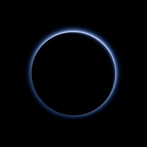 Il cielo blu di Plutone visto dalla sonda che si sta allontanando dal pianeta, nano o non nano che sia. Qualcosa di molto simile all’alta atmosfera di Titano. L’immagine si riferisce a una combinazione d’informazioni nel blu, nel rosso e nel vicino infrarosso, in modo da simulare quasi perfettamente ciò che vedrebbe l’occhio umano in quella situazione. Fonte: NASA/JHUAPL/SwRI