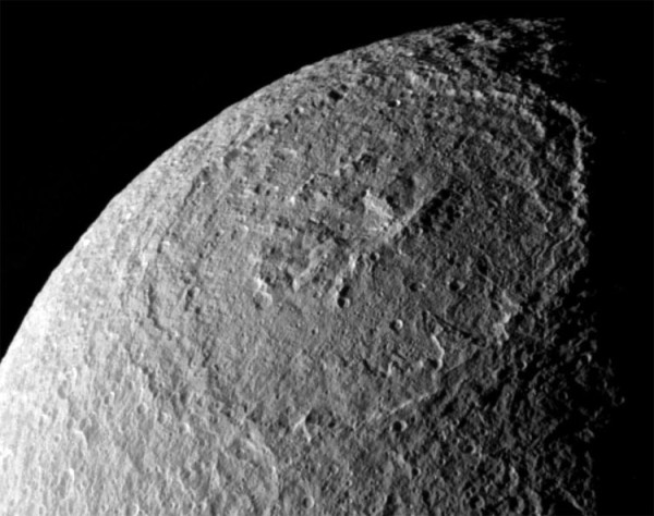 Visione ravvicinata del gigantesco cratere Odisseo. Si nota bene che il fondo cerca di imitare al meglio la superficie del satellite. Fonte: NASA/JPL-Caltech/Space Science Institute